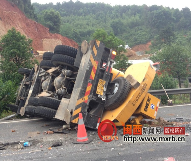 新罗：半挂车高速路上坠落十余米斜坡司机受伤被困