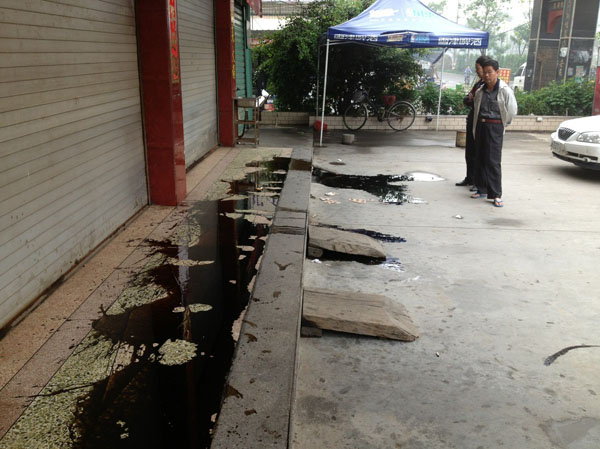 昨天，店面门口又被泼满柴油和机油