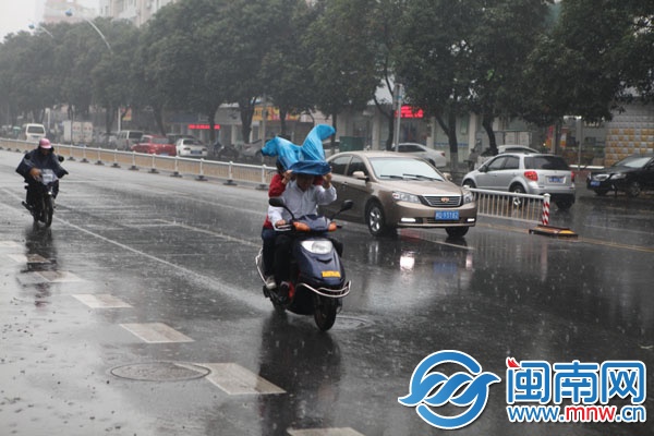 突如其来的大雨，好多市民都没有带伞（摄于漳州市区 