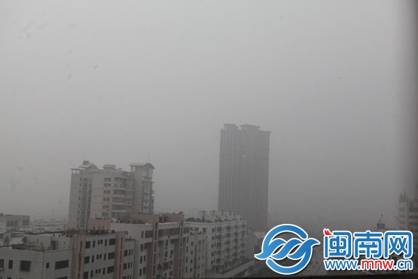 昨天上午天气阴沉，11时许大雨降临（摄于漳州市区胜 