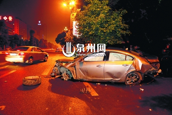 　别克车损毁严重，司机未受伤。