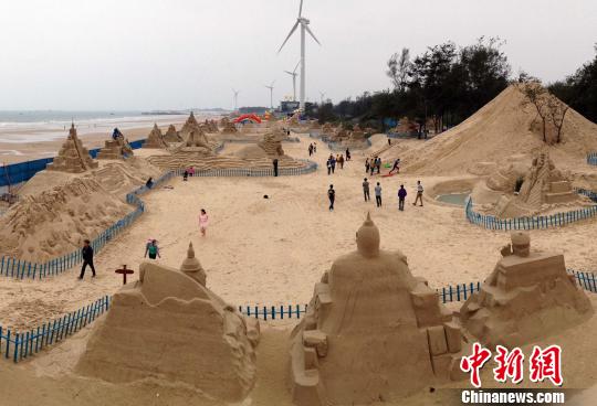 月25日，首届映像闽南沙雕艺术节在福建省漳浦县六鳌 
