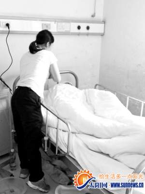 子想留男友在家中过夜，老公突然拿刀朝情敌头部砍去