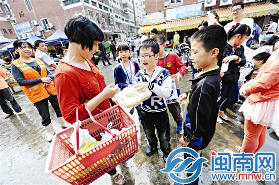 小记者主动出击，推销黄瓜
