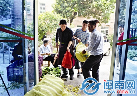 海都记者和嘉禾装饰公司杜总等将黄瓜送进鲤城福利院