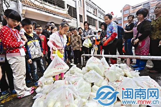 义卖最后一天，吸引众多市民前来购买