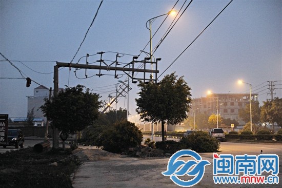 施工的吊车碰到电线，高压电线杆被拉倒