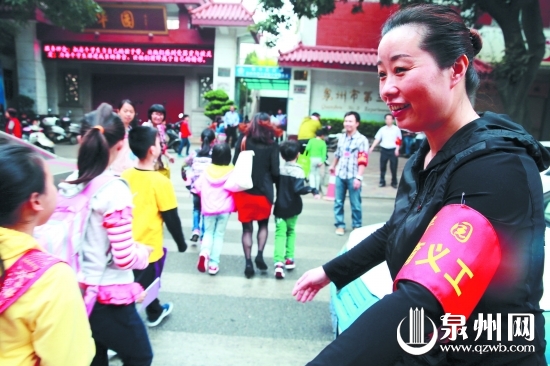 有了家长义工的护送，孩子们上学更安全