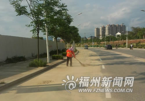 环卫工人每天都要在这里清扫大量的沙子