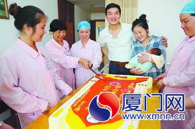 蛋糕师赵先生一家人与医护人员共享“锦旗”蛋糕