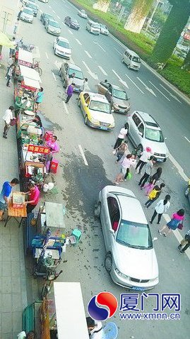 嘉庚体育馆公交站被小摊点包围