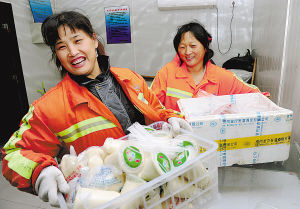 石家庄市6500余名环卫工人吃政府提供免费早餐