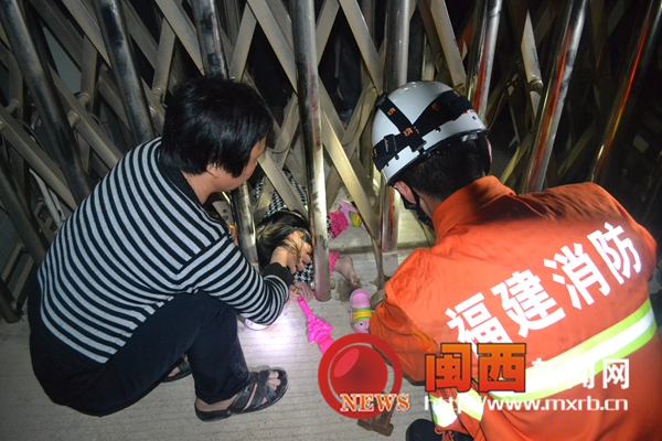 长汀：三岁童贪玩独自爬伸缩门被夹 疼得大哭