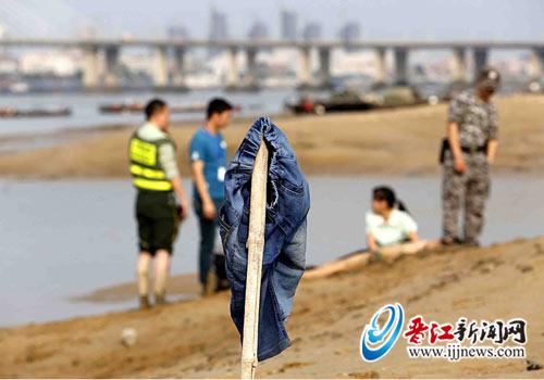 一名死者的裤子孩留在岸边的柱子上，不远处躺着他们 