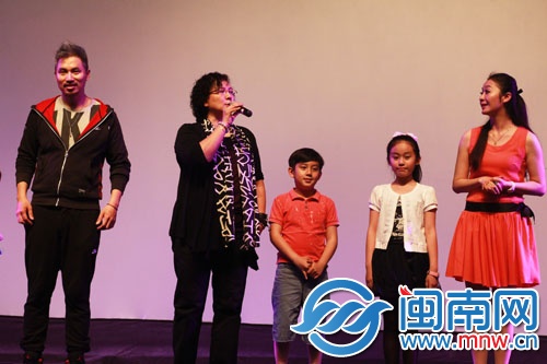 执行导演杨原硕（左一）和女生一号饰演者沈源（右二 