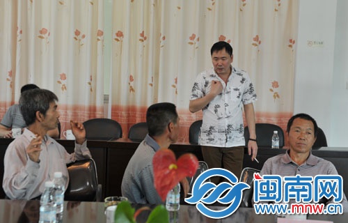泉州南环路蔬菜批发市场吴总（右一）与永春农户代表 