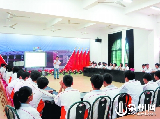学校召开主题班会，让学生发表对该事件的看法