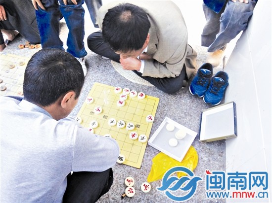 闲暇时光，席地而坐，摆上两盘