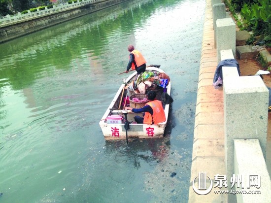 保洁员每天都捞起八船垃圾