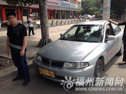 教练车违法上路，学员无法出示证件。