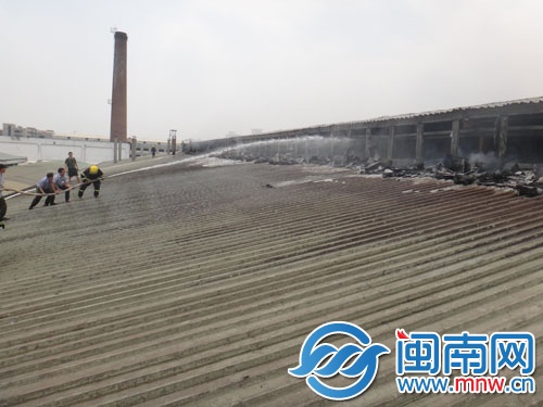 消防官兵扛水枪上屋顶灭火