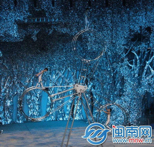 三个杂技演员表演的旋转生死魔轮很是刺激