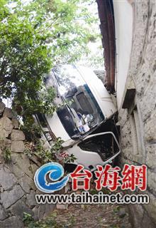 大货车失控,冲下护坡墙