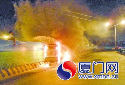 小货车燃起大火