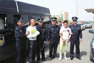 27日，两名犯罪嫌疑人被带回定边 警方供图