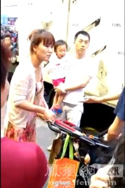 还原内地小孩“在香港街头小便”现场