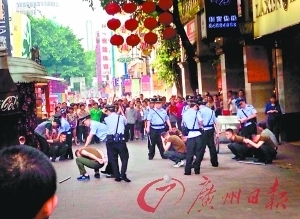 打人者全部统一着装，手持铁管，后被警方控制。（网络图片，请联系本报以便支付稿酬）