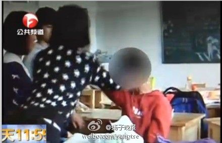 4女生教室内暴打女同学