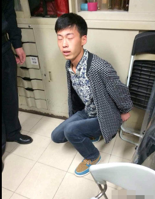 上海一男子挟持女子 称两天没吃饭想坐牢3