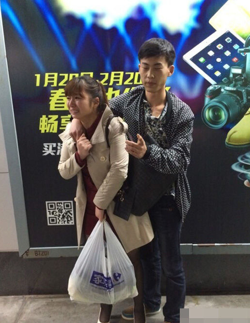 上海一男子挟持女子 称两天没吃饭想坐牢2