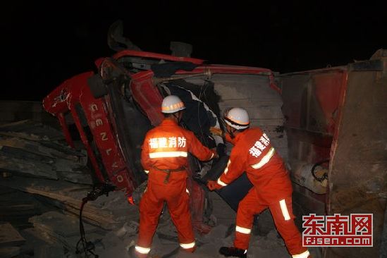 土方车失控撞倒围墙 司机遭砖头掩埋