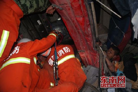 土方车失控撞倒围墙 司机遭砖头掩埋1