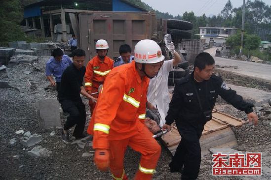 土方车失控撞倒围墙 司机遭砖头掩埋2
