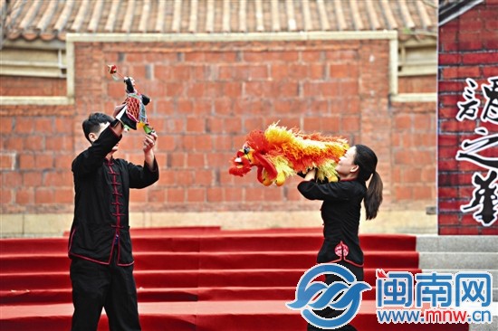 木偶在艺人手中灵巧翻转