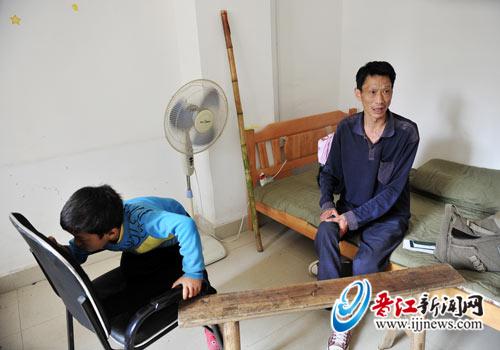 床边的竹竿和长凳相当于曹显发的双腿