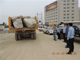 联合执法查处渣土车“工地内超载”