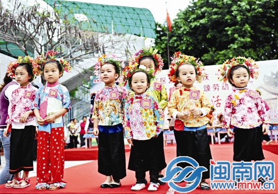 盘上蟳埔女头顶花园，小蟳埔女萌翻了