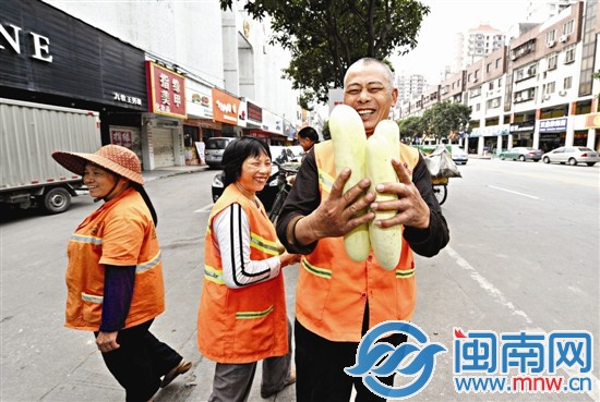 鲤城江南街道的环卫工人领到特别劳动节礼物