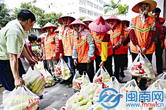 洛江环卫工人高兴地排队领黄瓜