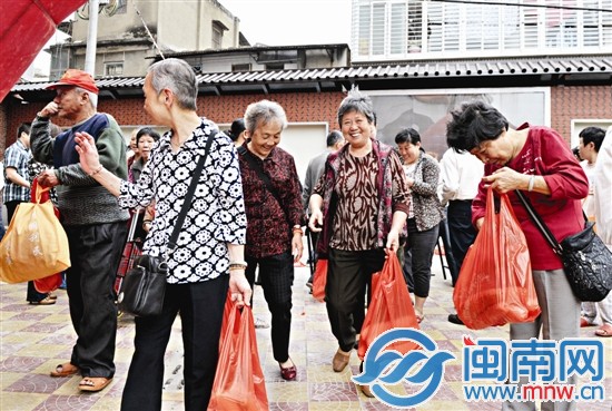 海滨街道还组织给厝边送黄瓜