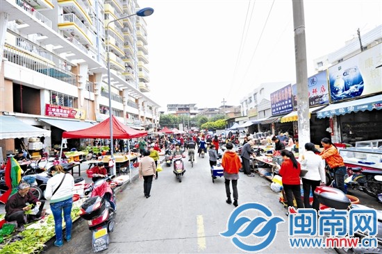 道路两侧摆满摊位，让整条路拥挤不