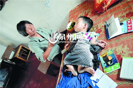 16年来,亲人无微不至地照顾陈亚敏。