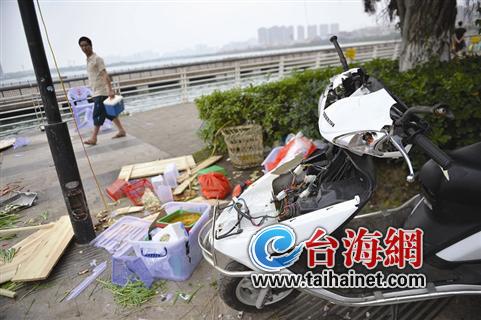 小钟朋友摩托被砸