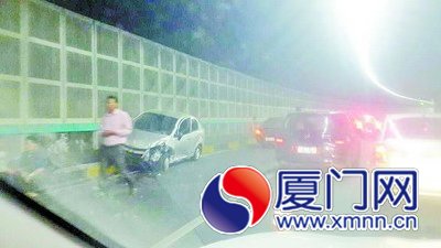 两车相刮一车撞墙