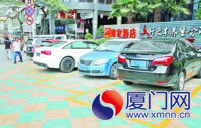 占据了9个黄线停车