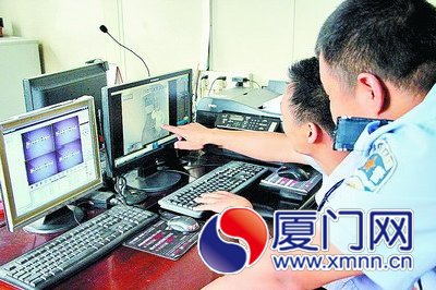 民警调阅监控进行研判